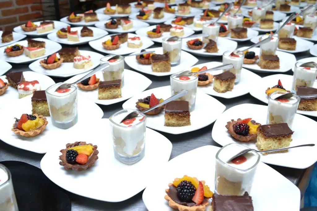Catering na wydarzenia firmowe – gdzie go zamówić?